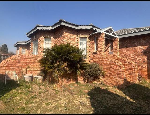 2 BEDROOM TOWNHOUSE FOR SALE IN MEYERVILLE